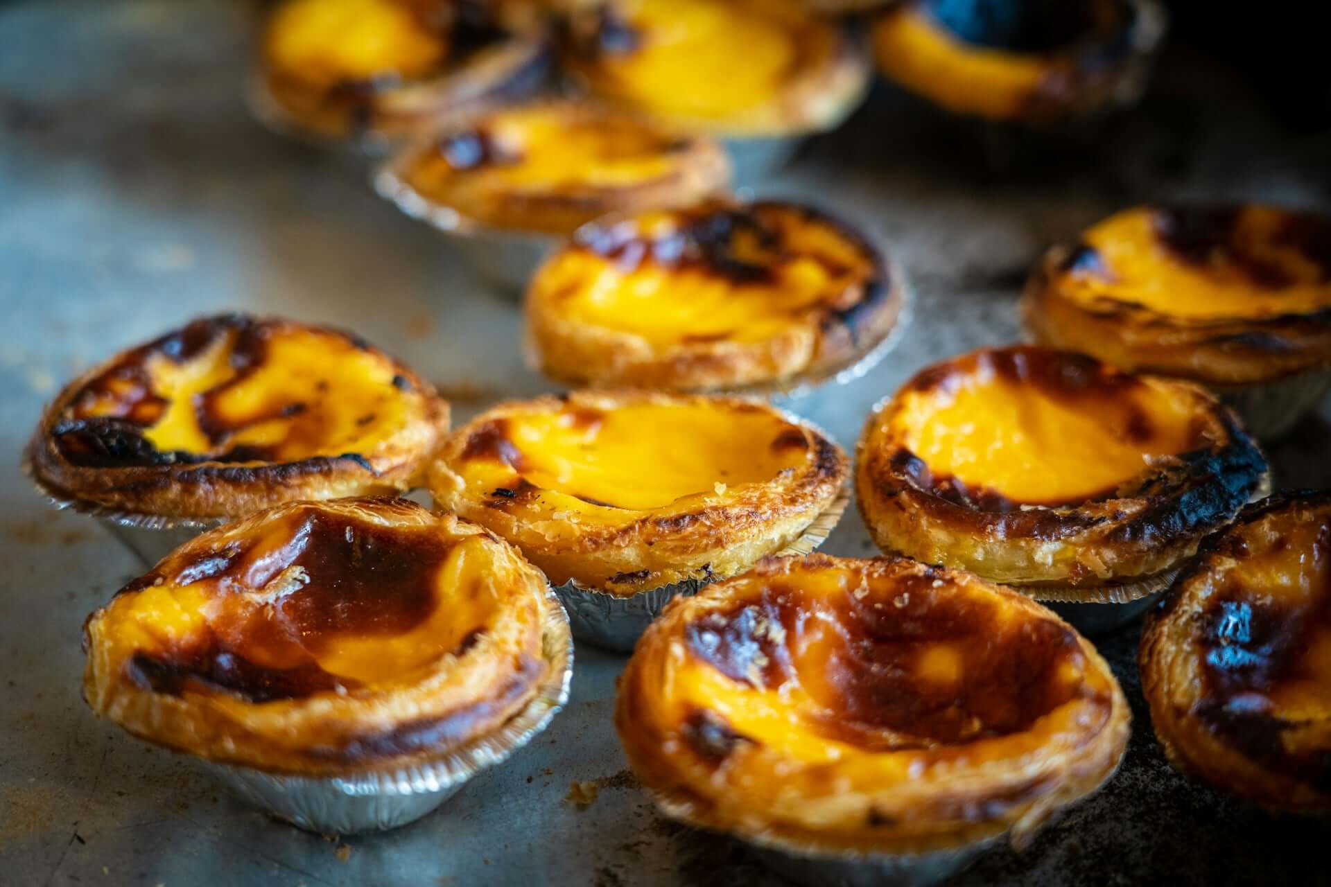 Des pasteis de Nata sortant du four