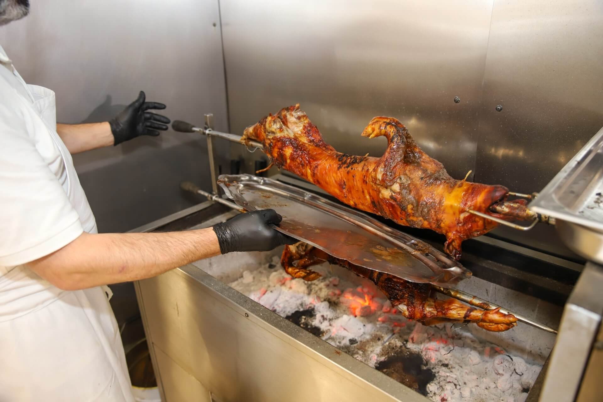 Leitão prêt à être découpé chez Delicias de Portugal